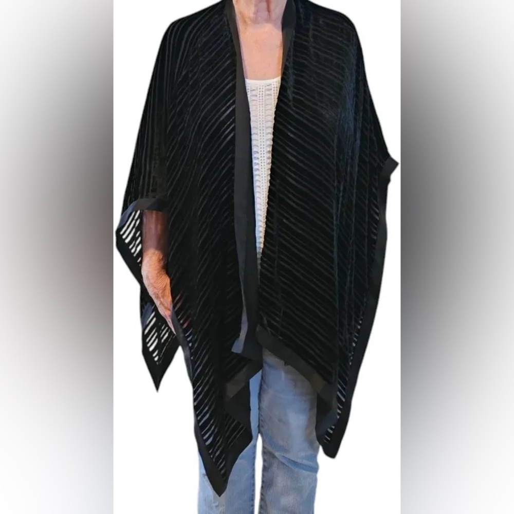 EUC Eileen Fisher Black Textured Shawl 73% rayon 27% silk